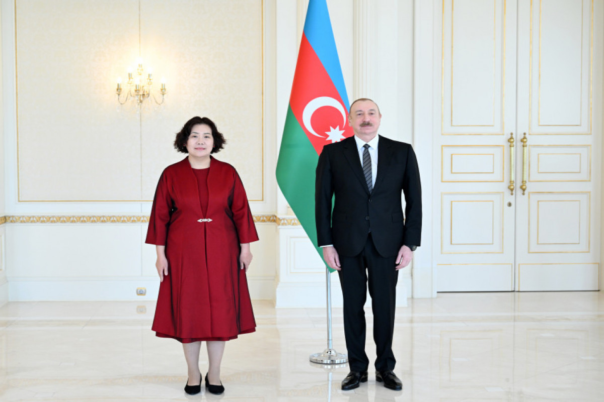 Ilham Aliyev reçoit les lettres de créance de la nouvelle ambassadrice de Chine à Bakou