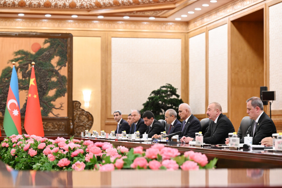 Les présidents azerbaïdjanais et chinois tiennent une réunion en format élargi