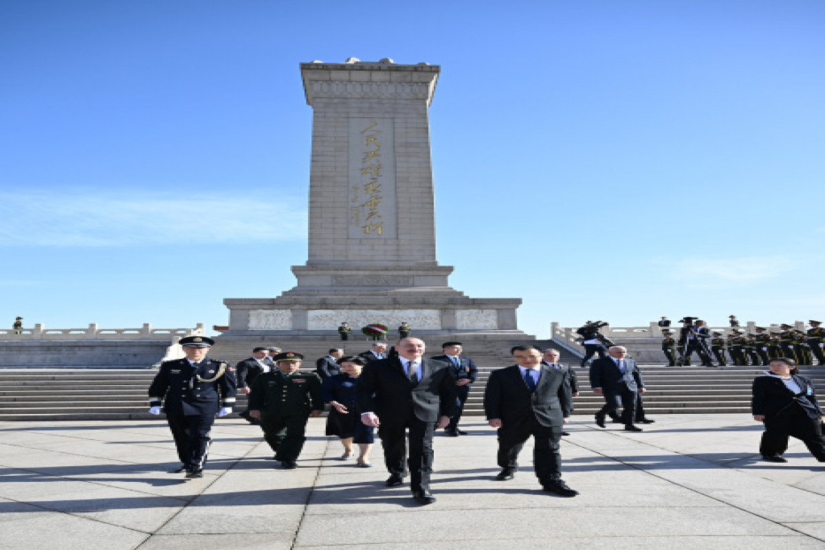 Pékin : Ilham Aliyev visite le Monument aux héros du Peuple