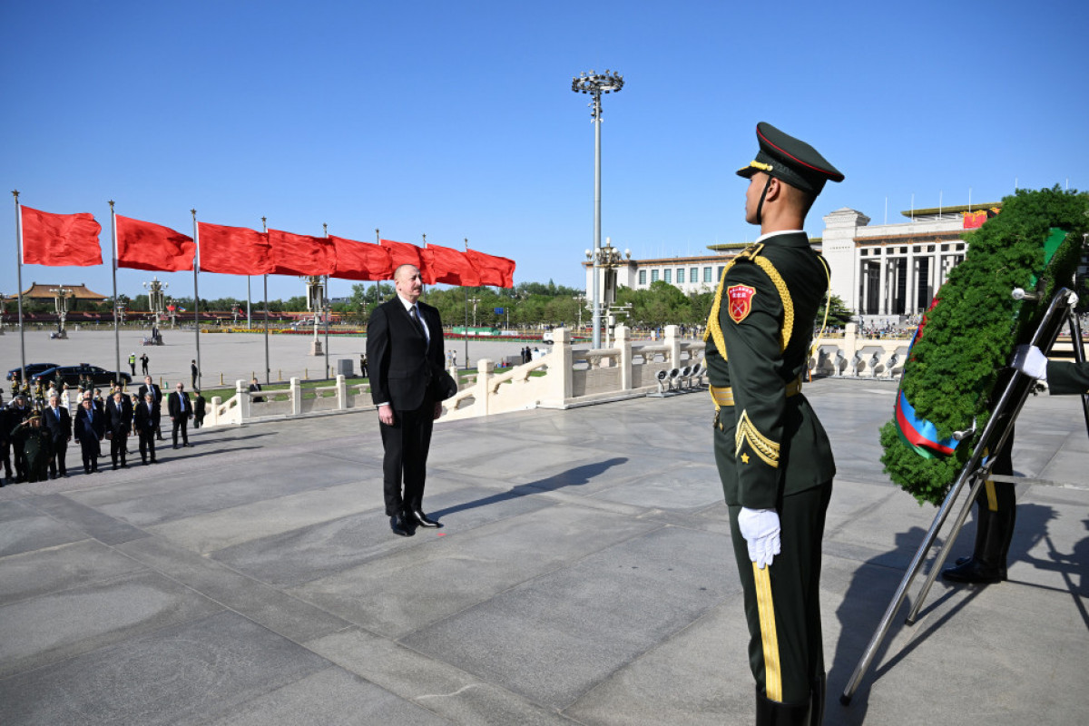 Pékin : Ilham Aliyev visite le Monument aux héros du Peuple