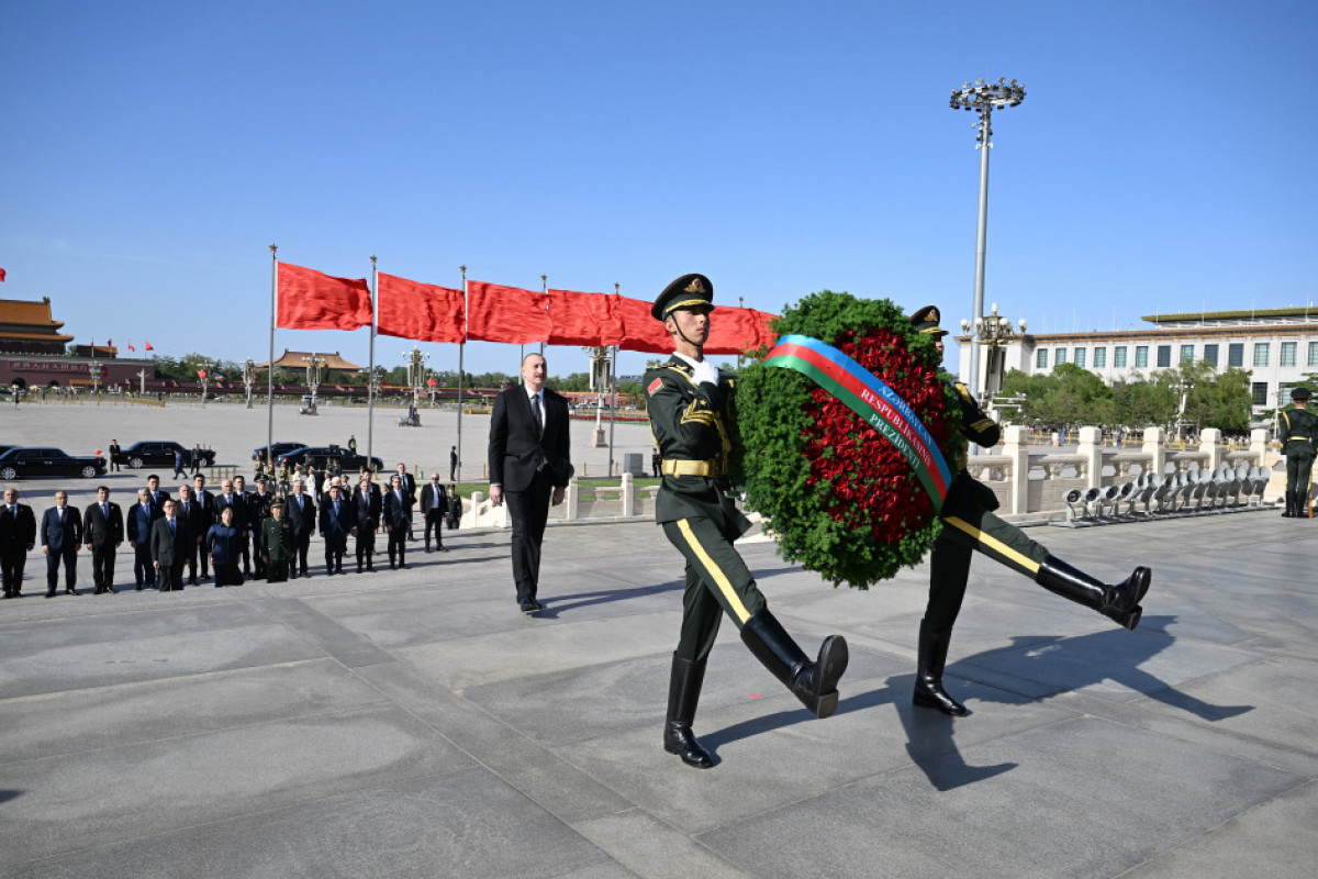 Pékin : Ilham Aliyev visite le Monument aux héros du Peuple