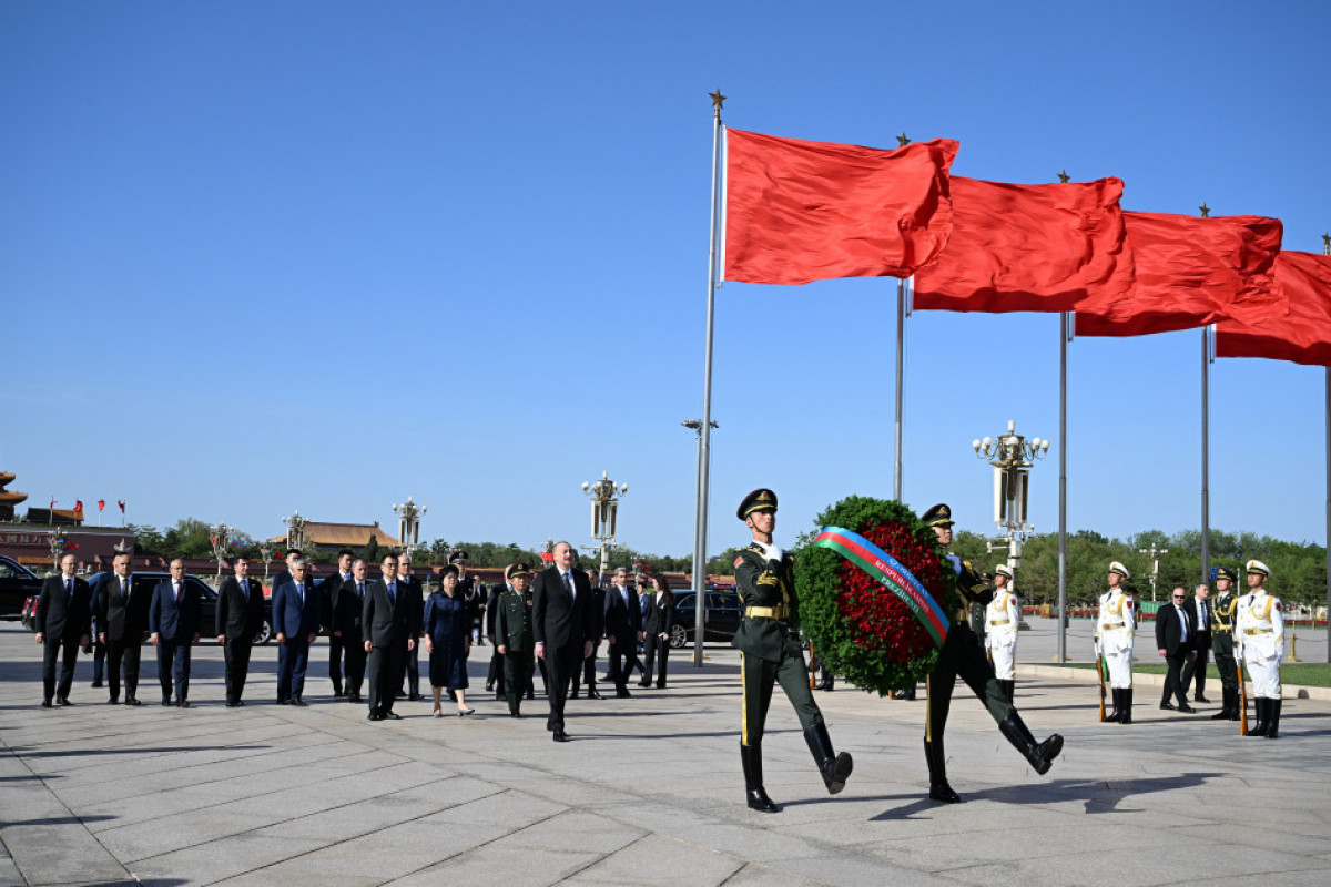 Pékin : Ilham Aliyev visite le Monument aux héros du Peuple
