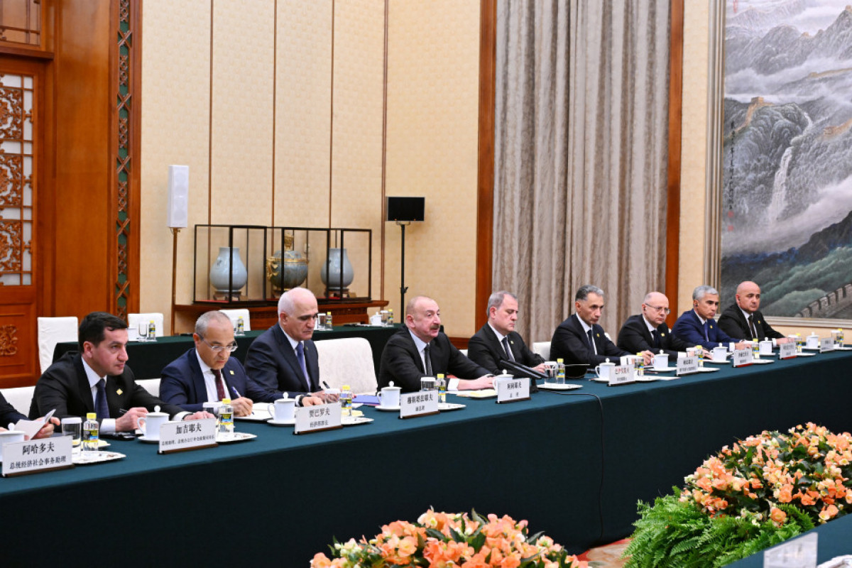 Ilham Aliyev rencontre le président du Comité permanent de l’Assemblée populaire nationale de Chine