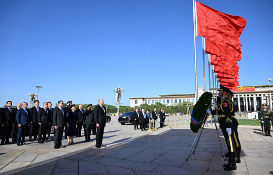 Pékin : Ilham Aliyev visite le Monument aux héros du Peuple