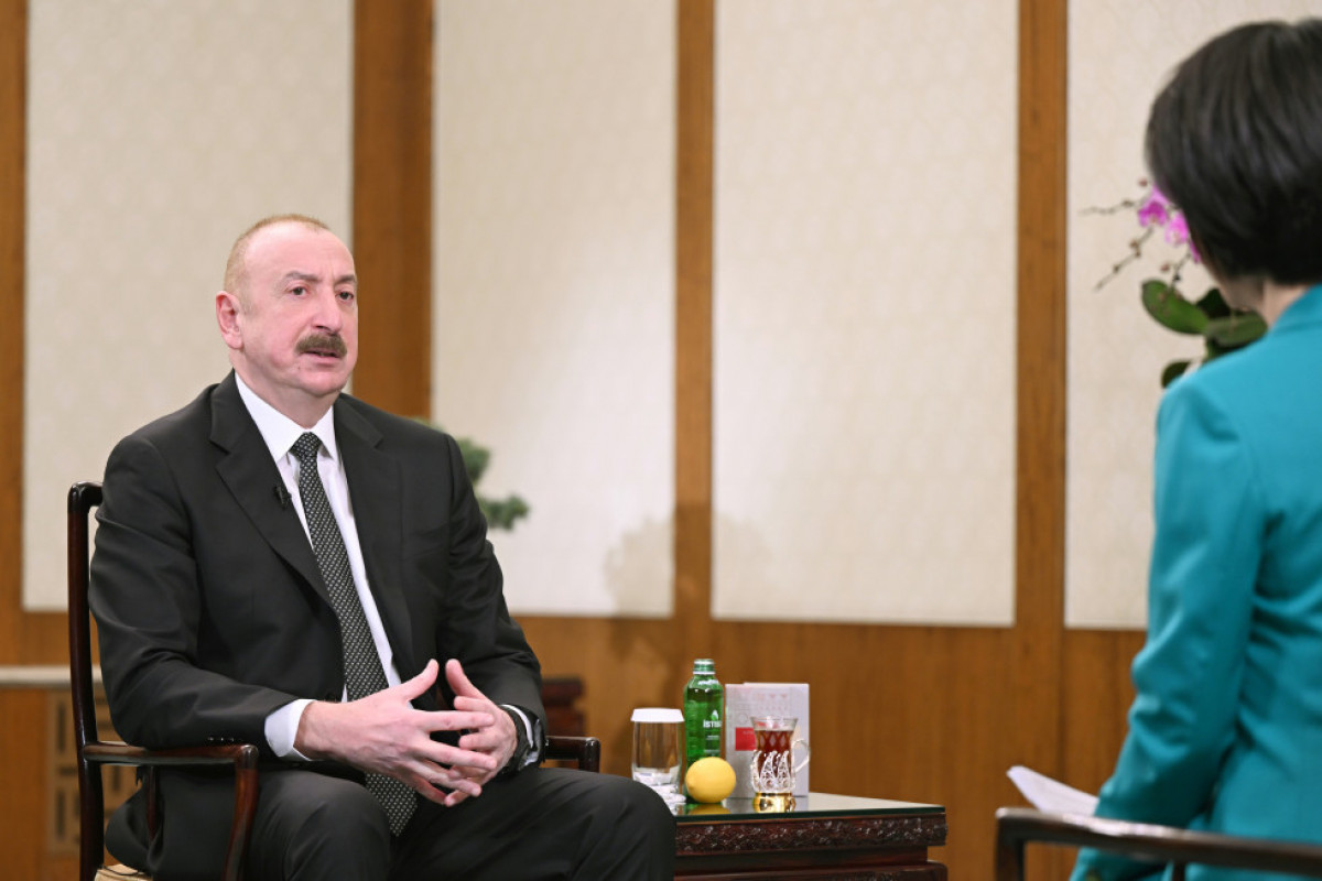 Le président Ilham Aliyev accorde une interview à la chaîne de télévision chinoise CGTN