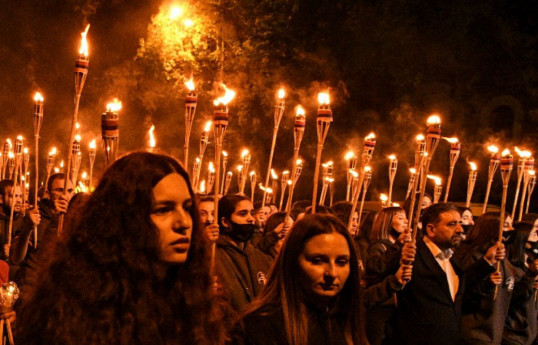 Nikol Pashinyan condamne l'incendie de drapeaux azerbaïdjanais et turcs lors d'un rassemblement commémoratif du prétendu «génocide arménien»