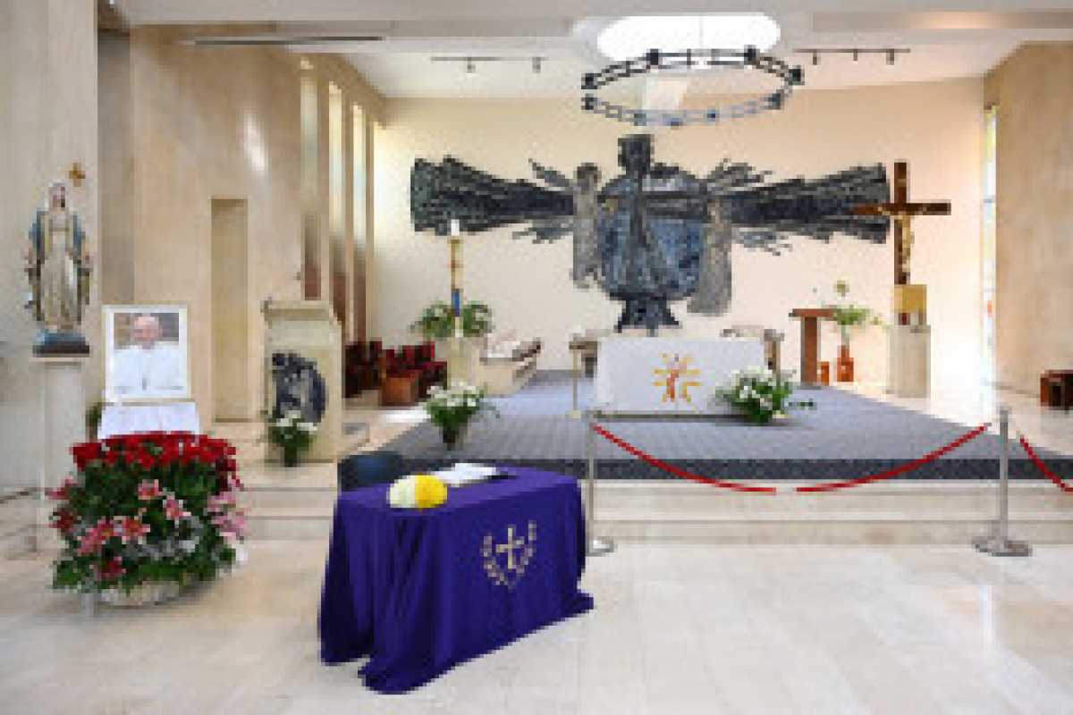 Aliyev rend visite à l’Église catholique Sainte-Marie de Bakou pour présenter ses condoléances pour le décès du pape François
