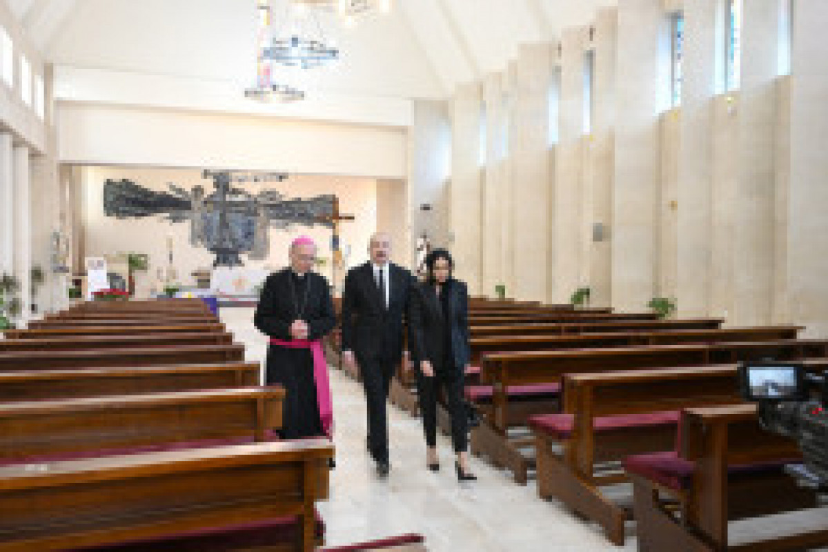 Aliyev rend visite à l’Église catholique Sainte-Marie de Bakou pour présenter ses condoléances pour le décès du pape François