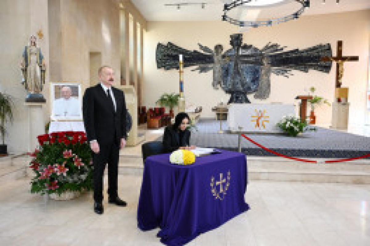 Aliyev rend visite à l’Église catholique Sainte-Marie de Bakou pour présenter ses condoléances pour le décès du pape François