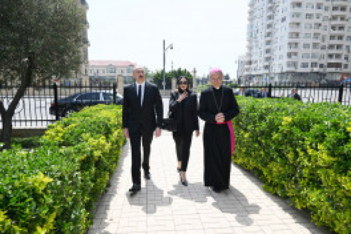 Aliyev rend visite à l’Église catholique Sainte-Marie de Bakou pour présenter ses condoléances pour le décès du pape François