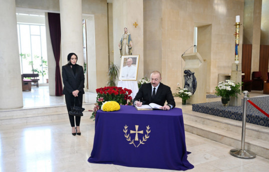 Aliyev rend visite à l’Église catholique Sainte-Marie de Bakou pour présenter ses condoléances pour le décès du pape François