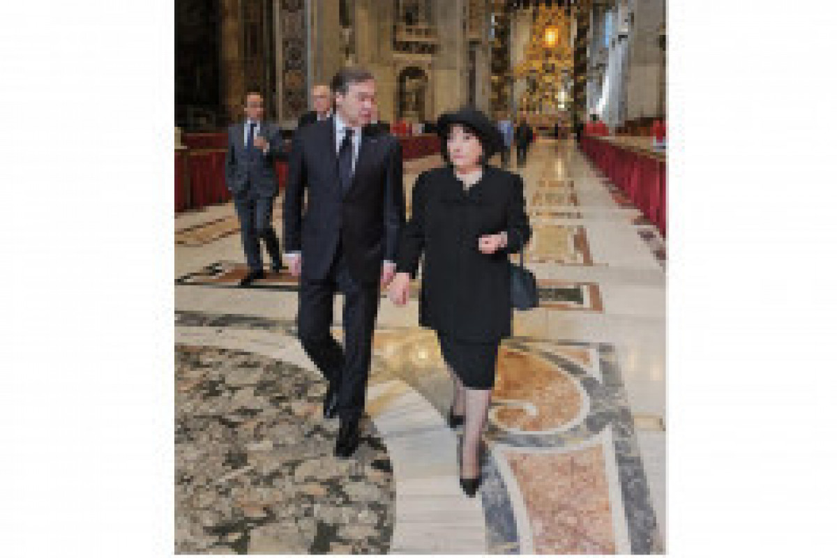 La présidente du Parlement azerbaïdjanais assiste aux funérailles du pape François au Vatican - Photo 