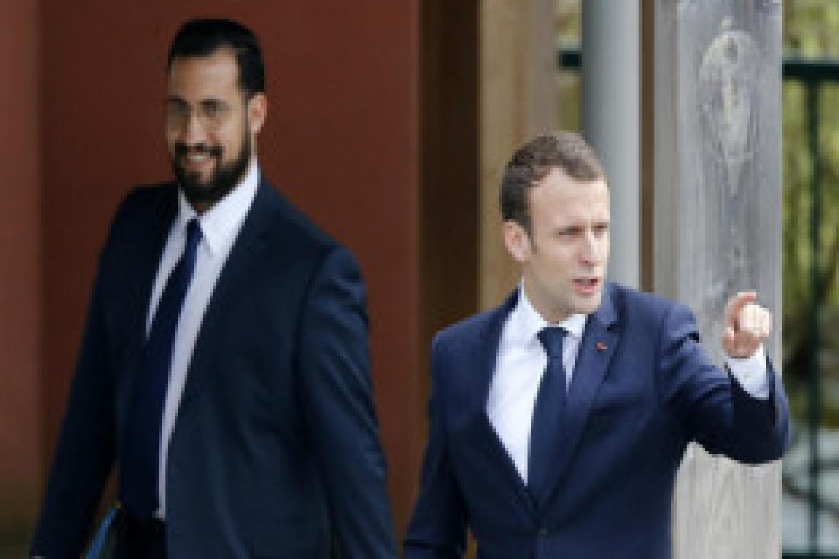 INTERPOL émet une notice rouge contre le chef de la sécurité de Macron, Alexandre Benalla - Photo 