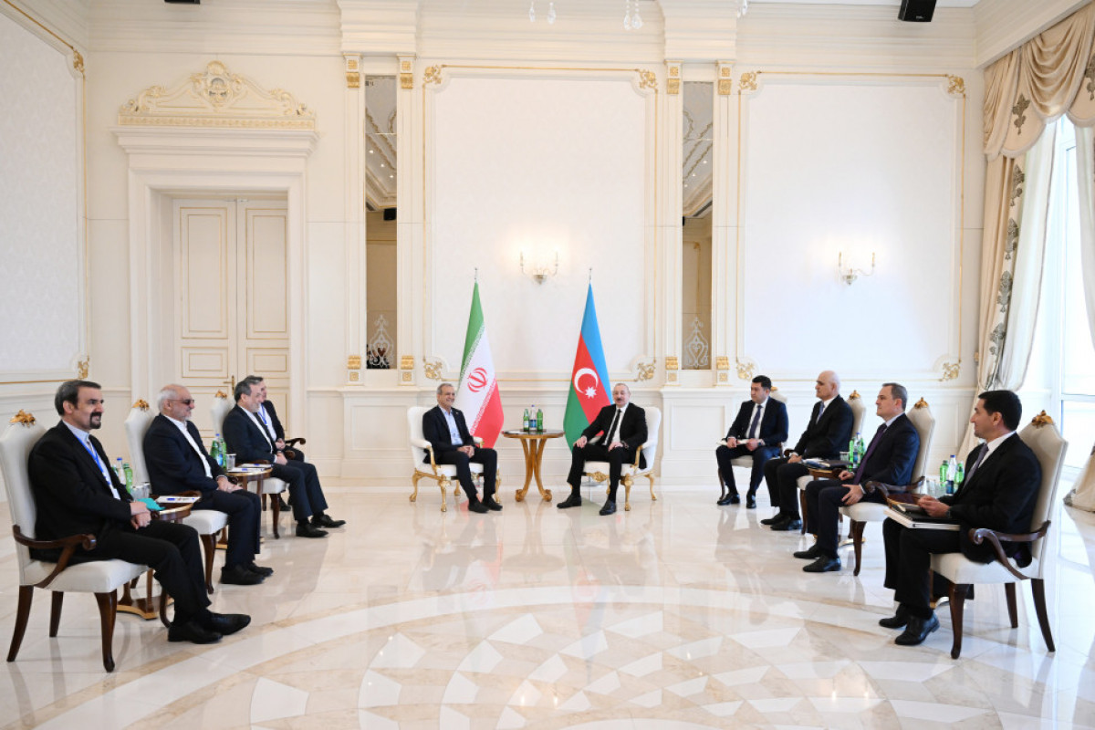 Les présidents azerbaïdjanais et iranien se runissent en format restreint