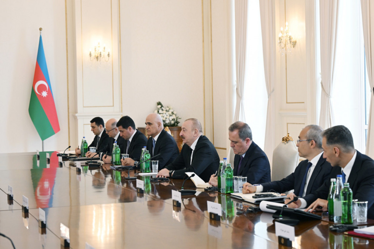 Les présidents Ilham Aliyev et Massoud Pezeshkian tiennent une réunion élargie