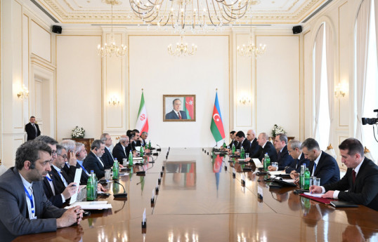 Les présidents Ilham Aliyev et Massoud Pezeshkian tiennent une réunion élargie