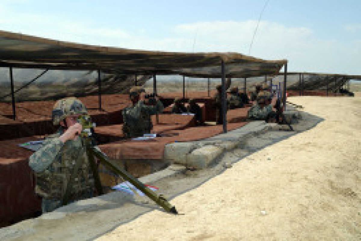 Des unités d'artillerie azerbaïdjanaises effectuent des tirs de combat
