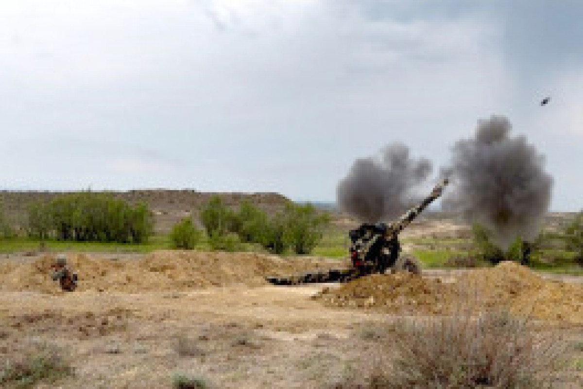 Des unités d'artillerie azerbaïdjanaises effectuent des tirs de combat