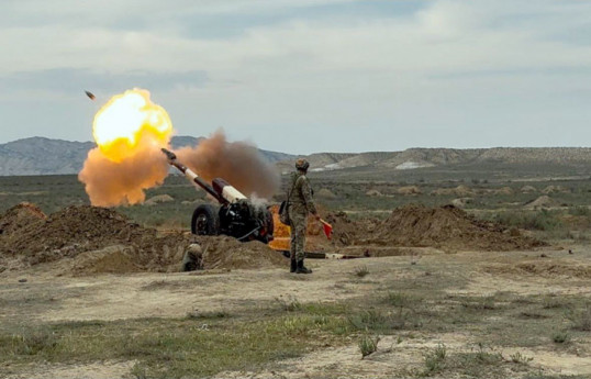 Des unités d'artillerie azerbaïdjanaises effectuent des tirs de combat