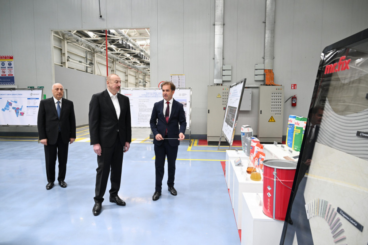 Ilham Aliyev inaugure des entreprises au Parc industriel chimique de Soumgaït