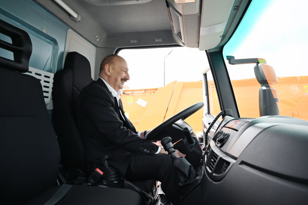 Ilham Aliyev inaugure des entreprises au Parc industriel chimique de Soumgaït