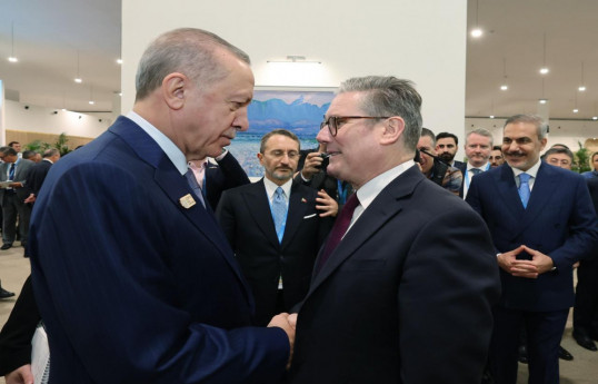Erdogan insiste sur la nécessité de prendre des mesures concrètes pour contraindre Israël à un cessez-le-feu lors de son entretien téléphonique avec Starmer