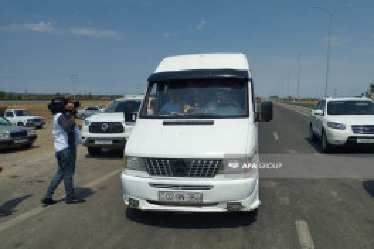 Un nouveau groupe des déplacés internes partent pour le village de Khanyourdou à Khodjaly - Photo 