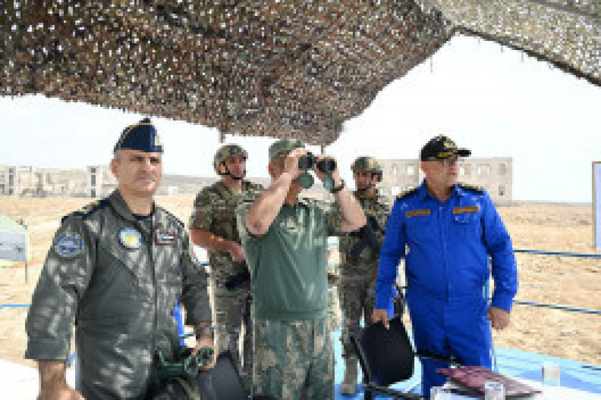 Les Forces navales azerbaïdjanaises mènent des exercices tactiques à tir réel en mer Caspienne - Photo - Vidéo 