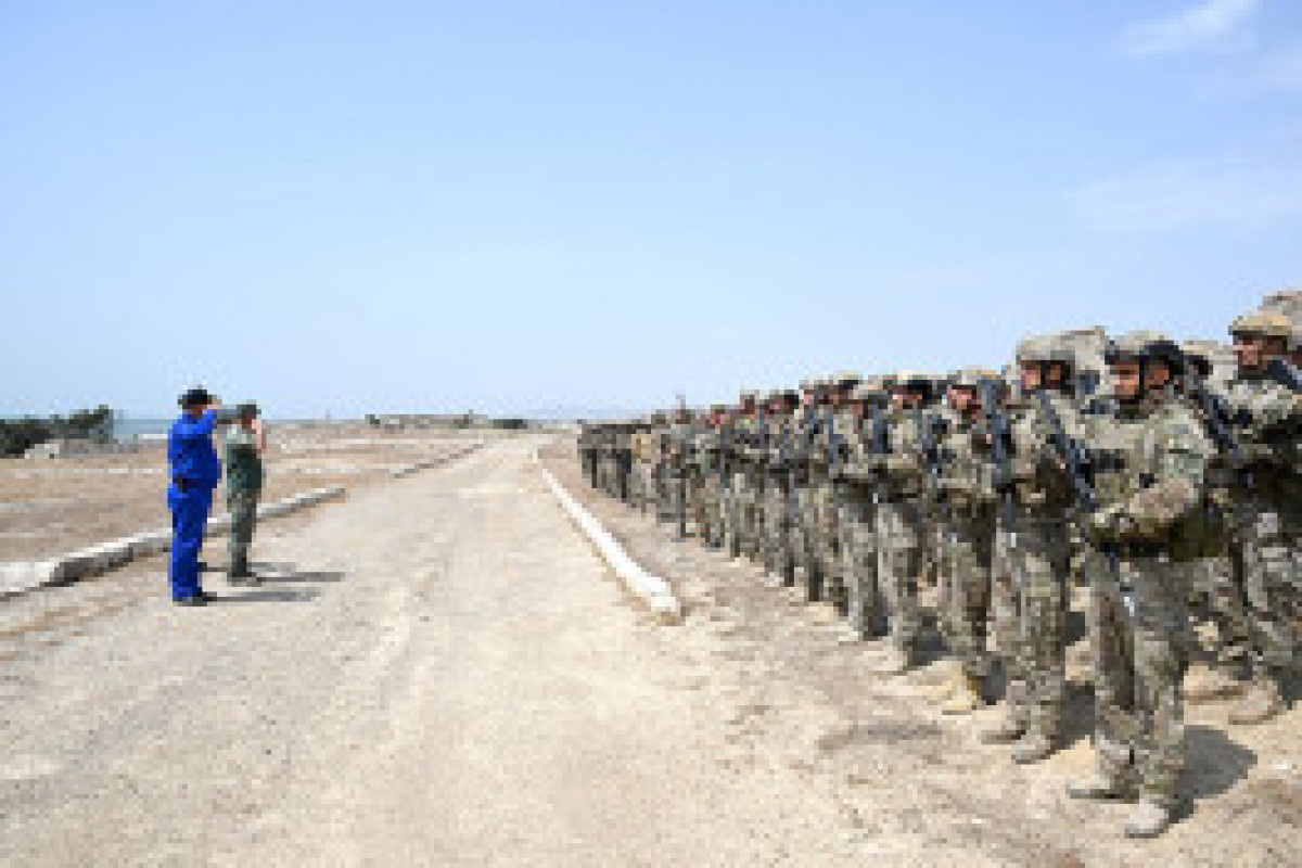 Les Forces navales azerbaïdjanaises mènent des exercices tactiques à tir réel en mer Caspienne - Photo - Vidéo 