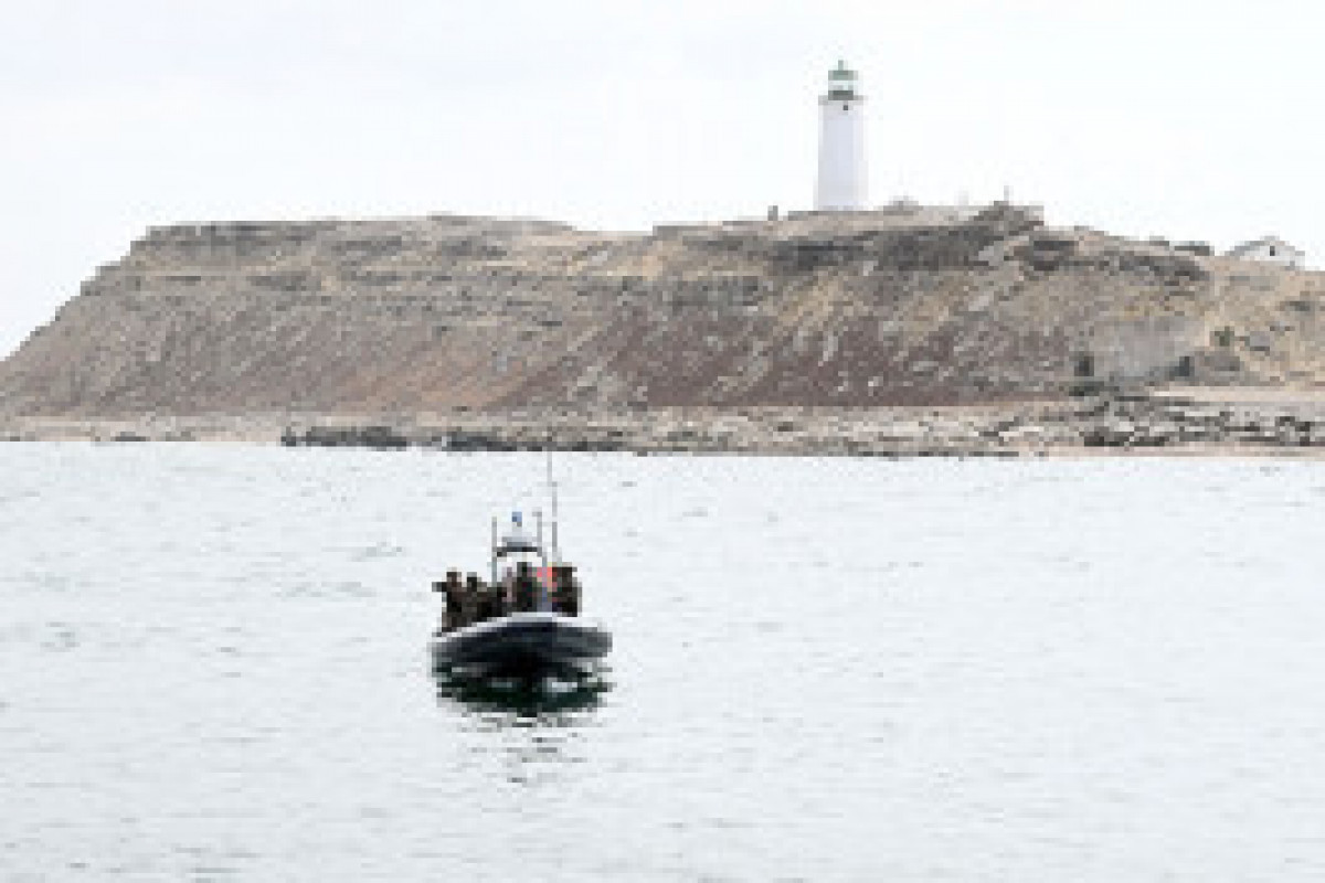 Les Forces navales azerbaïdjanaises mènent des exercices tactiques à tir réel en mer Caspienne - Photo - Vidéo 