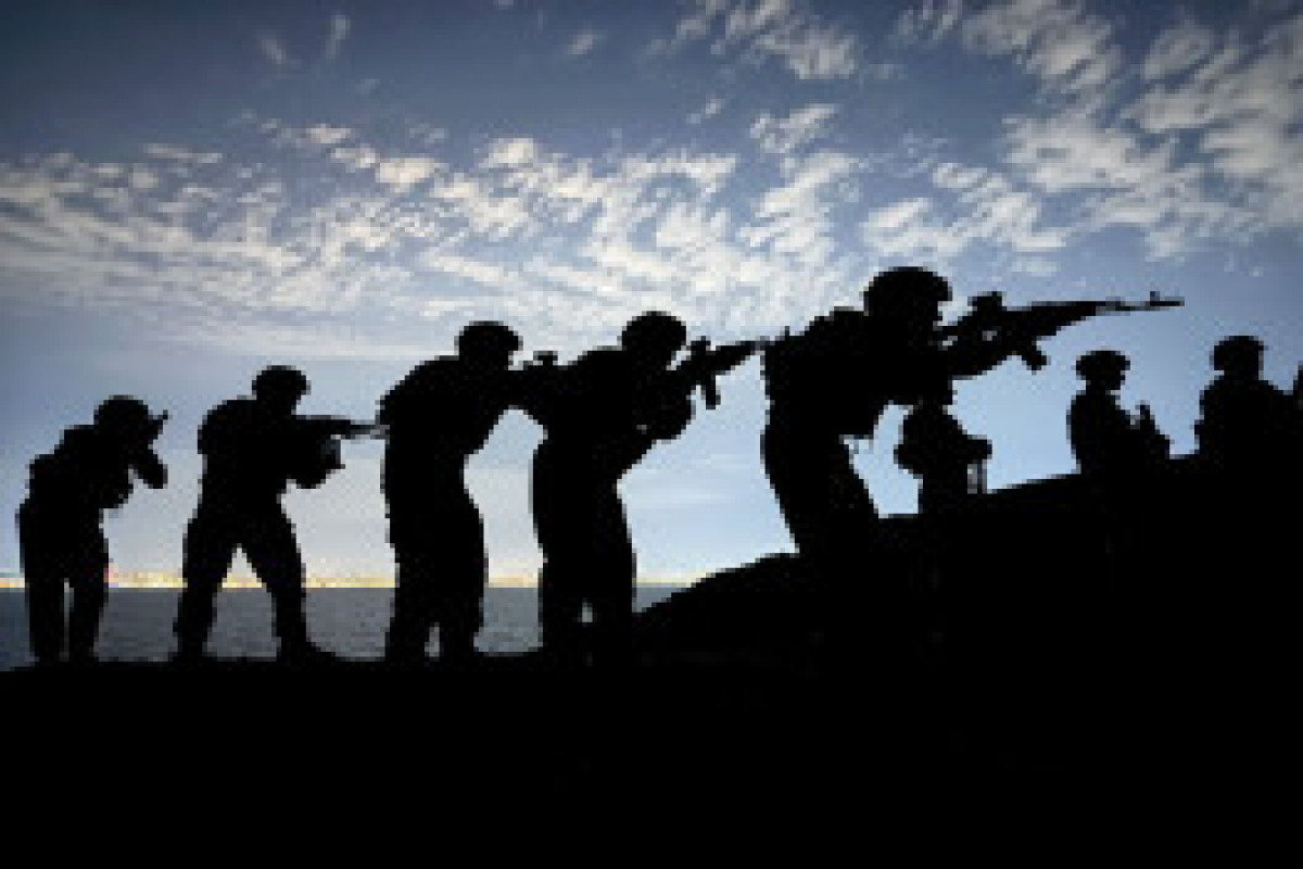 Les Forces navales azerbaïdjanaises mènent des exercices tactiques à tir réel en mer Caspienne - Photo - Vidéo 