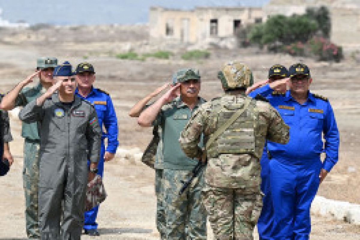 Les Forces navales azerbaïdjanaises mènent des exercices tactiques à tir réel en mer Caspienne - Photo - Vidéo 