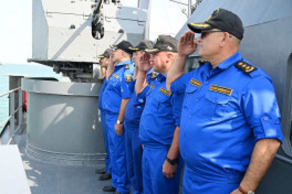 Les Forces navales azerbaïdjanaises mènent des exercices tactiques à tir réel en mer Caspienne - Photo - Vidéo 
