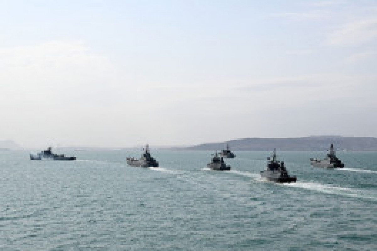 Les Forces navales azerbaïdjanaises mènent des exercices tactiques à tir réel en mer Caspienne - Photo - Vidéo 