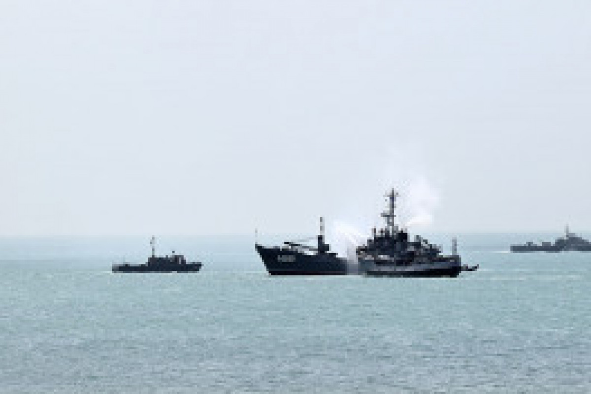 Les Forces navales azerbaïdjanaises mènent des exercices tactiques à tir réel en mer Caspienne - Photo - Vidéo 