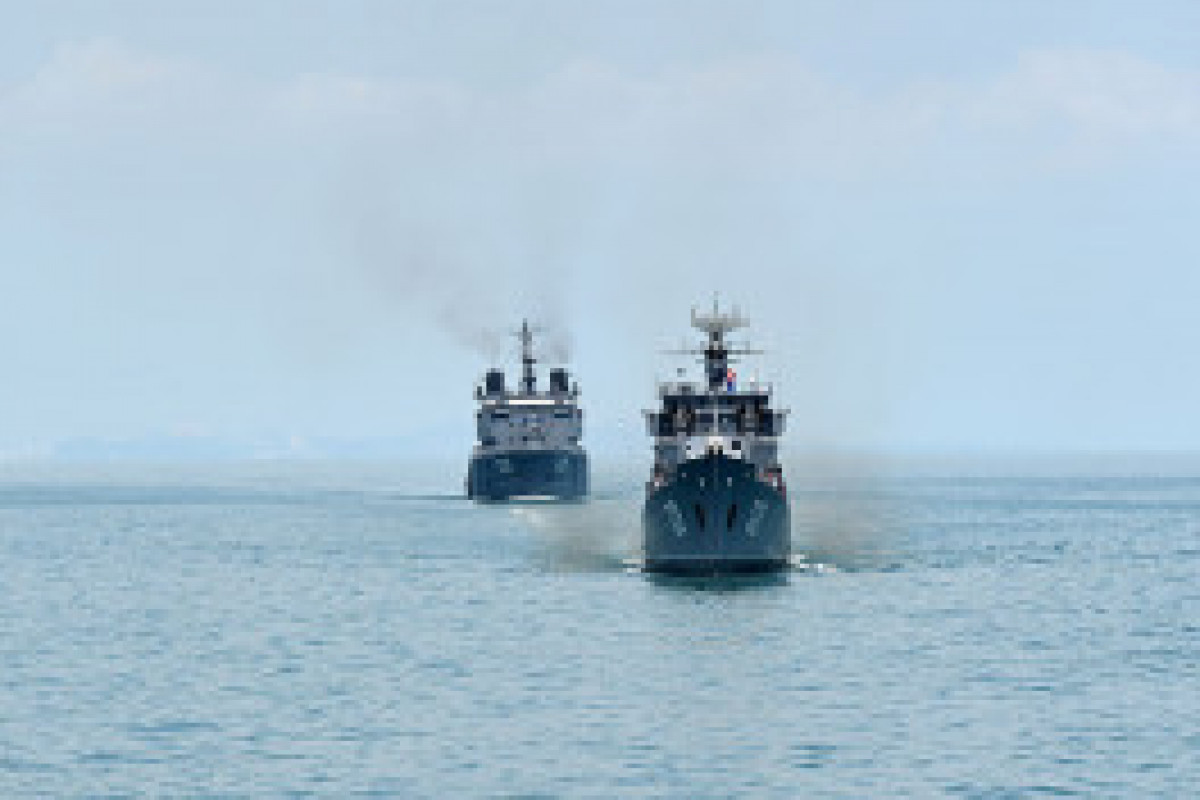 Les Forces navales azerbaïdjanaises mènent des exercices tactiques à tir réel en mer Caspienne - Photo - Vidéo 