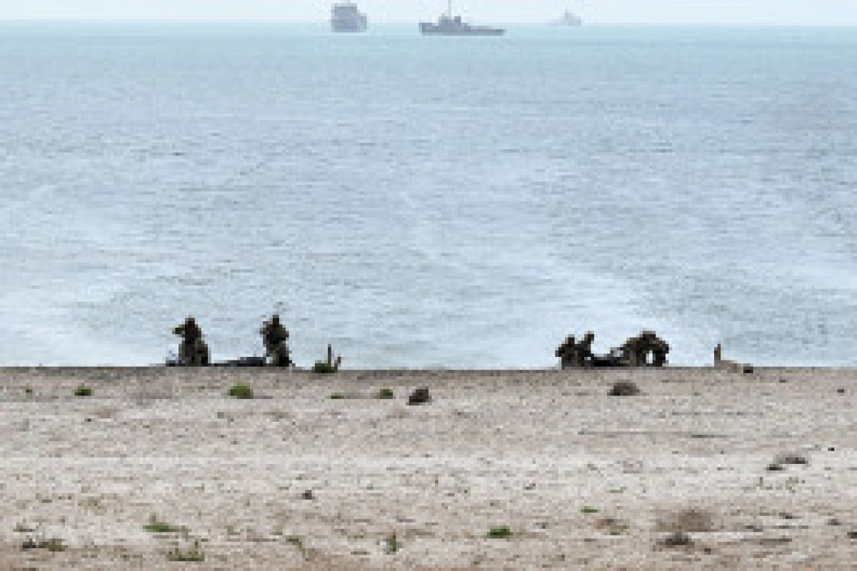 Les Forces navales azerbaïdjanaises mènent des exercices tactiques à tir réel en mer Caspienne - Photo - Vidéo 