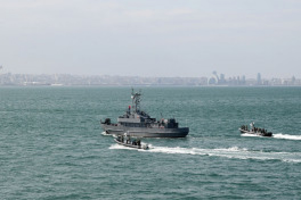 Les Forces navales azerbaïdjanaises mènent des exercices tactiques à tir réel en mer Caspienne - Photo - Vidéo 