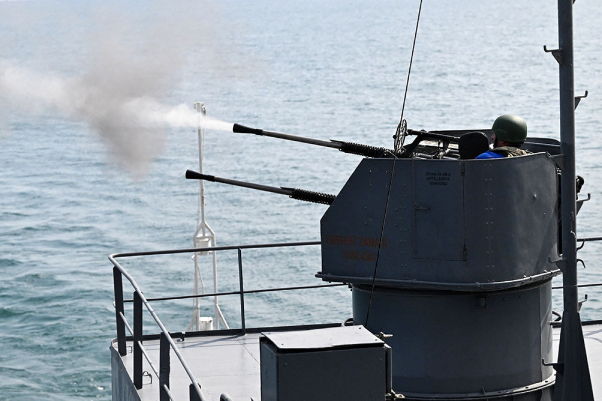 Les Forces navales azerbaïdjanaises mènent des exercices tactiques à tir réel en mer Caspienne - Photo - Vidéo 