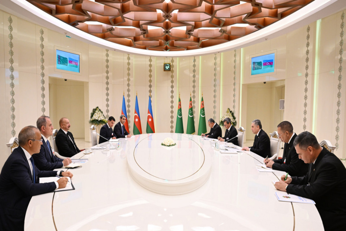 Turkmenbachi: Ilham Aliyev et Gourbangouly Berdimouhamedov tiennent une réunion élargie aux délégations