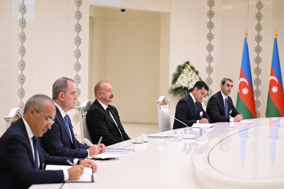 Turkmenbachi: Ilham Aliyev et Gourbangouly Berdimouhamedov tiennent une réunion élargie aux délégations