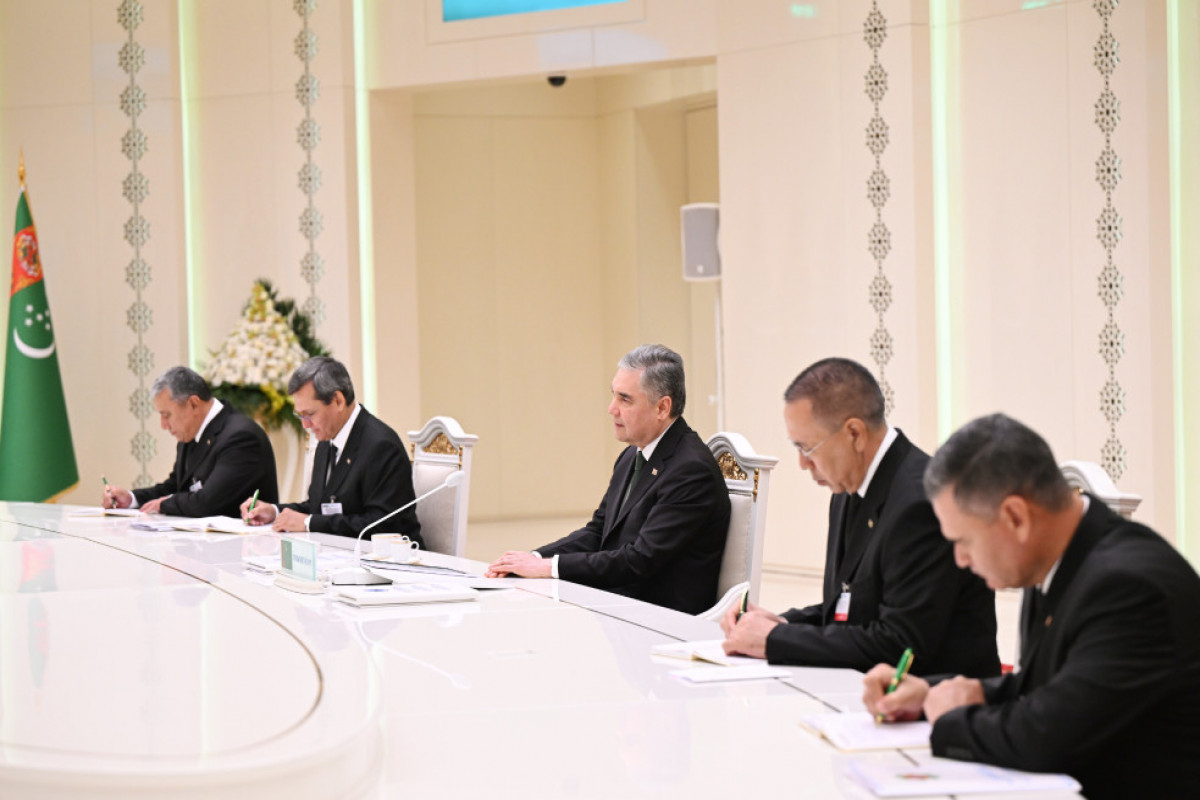 Turkmenbachi: Ilham Aliyev et Gourbangouly Berdimouhamedov tiennent une réunion élargie aux délégations