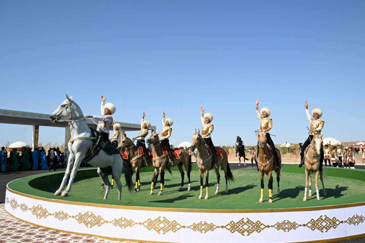 Le président azerbaïdjanais Ilham Aliyev a reçu un cheval Akhal-Teke