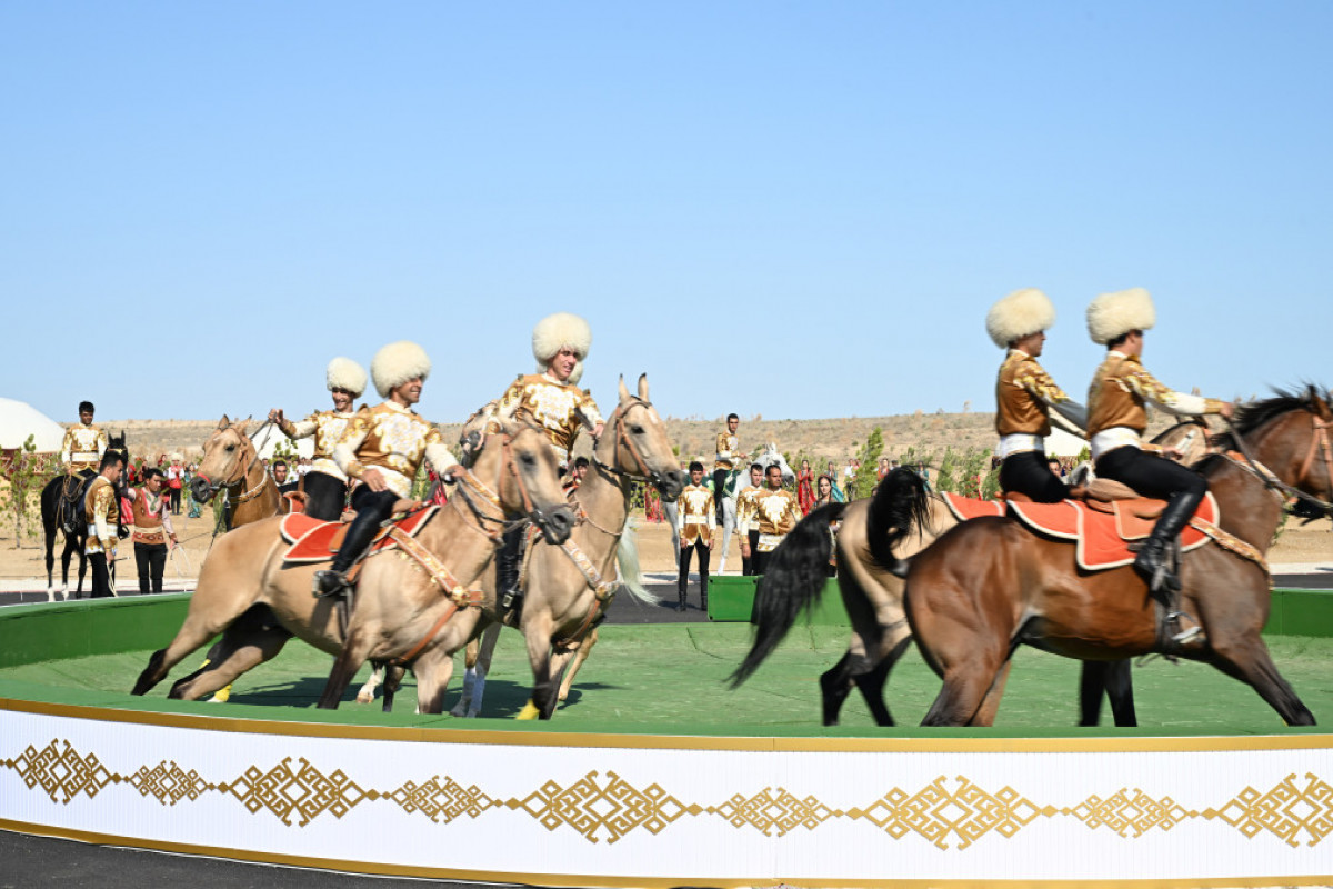 Le président azerbaïdjanais Ilham Aliyev a reçu un cheval Akhal-Teke