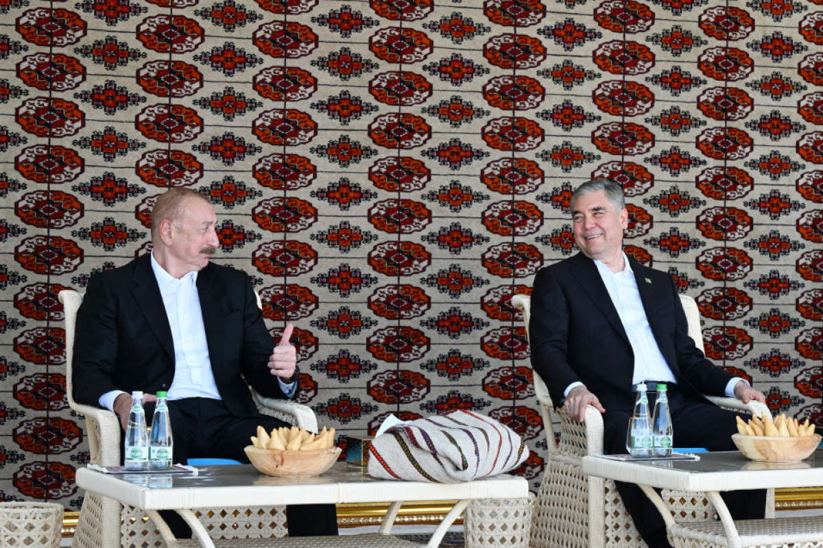 Le président azerbaïdjanais Ilham Aliyev a reçu un cheval Akhal-Teke