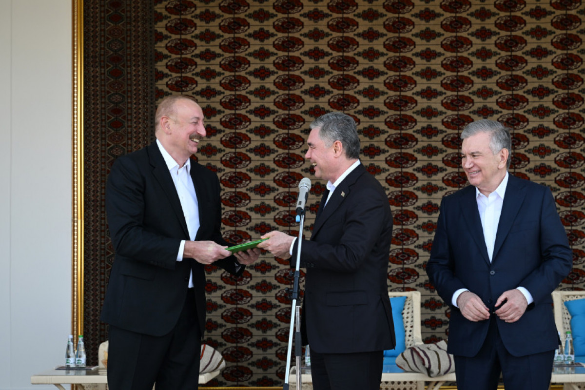 Le président azerbaïdjanais Ilham Aliyev a reçu un cheval Akhal-Teke