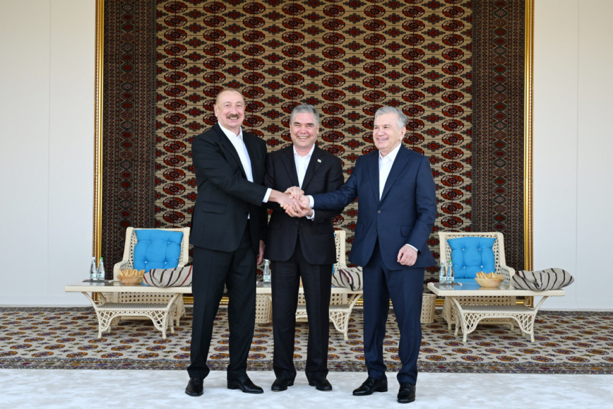 Le président azerbaïdjanais Ilham Aliyev a reçu un cheval Akhal-Teke