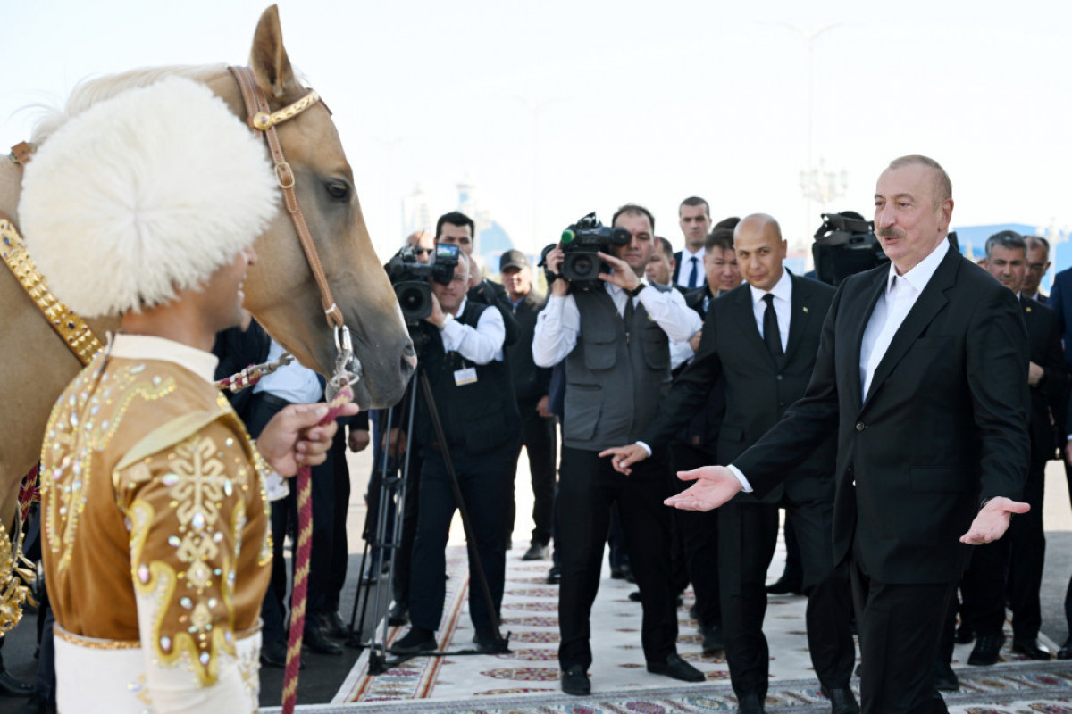 Le président azerbaïdjanais Ilham Aliyev a reçu un cheval Akhal-Teke