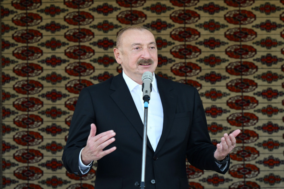 Le président azerbaïdjanais Ilham Aliyev a reçu un cheval Akhal-Teke