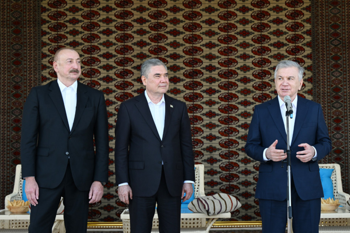 Le président azerbaïdjanais Ilham Aliyev a reçu un cheval Akhal-Teke